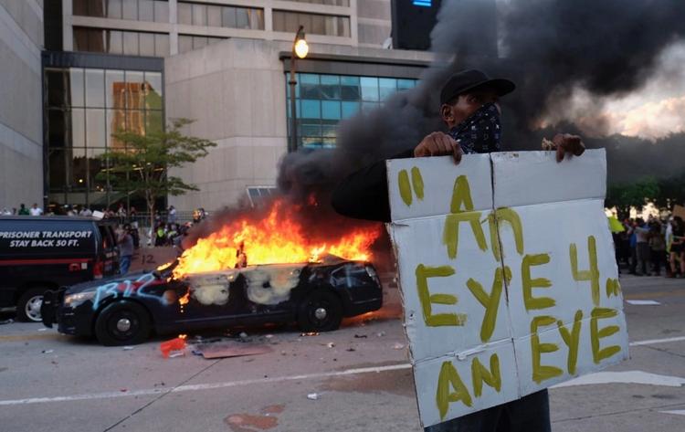 «Я не могу дышать»: в США вспыхнули массовые протесты из-за убийства афроамериканца, страна погрузилась в хаос