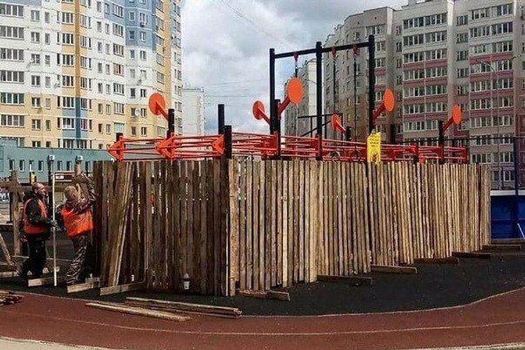 Карантин ударил в голову. Власти Иваново приняли решение заколотить деревянным забором спортивную площадку
