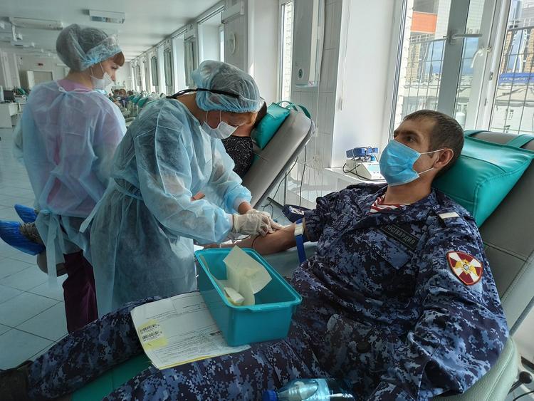 Сотрудники и военнослужащие Росгвардии по Красноярскому краю  сдали кровь для  врача  клинической  больницы