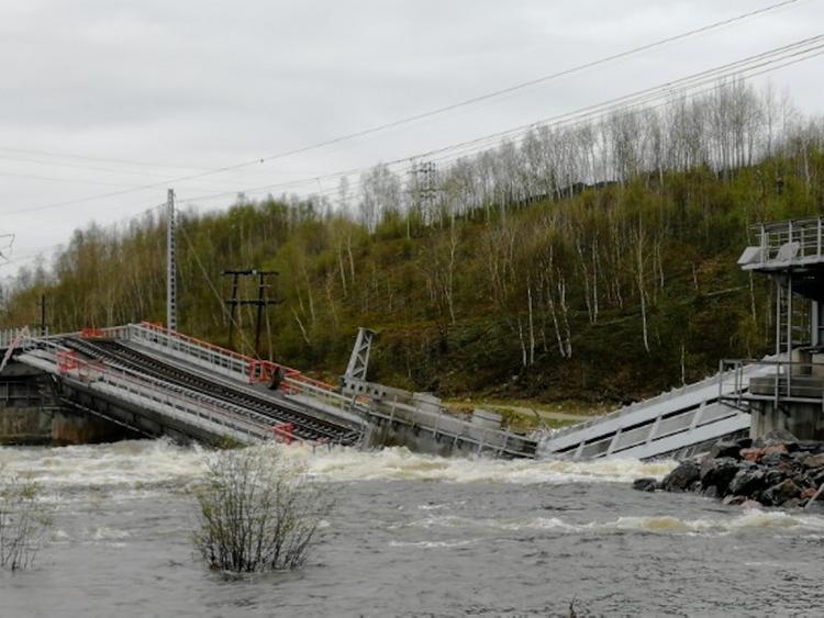 В Мурманской области обрушилась часть железнодорожного моста