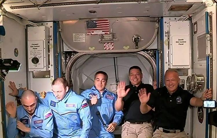 Илон Маск опубликовал фото своих астронавтов на МКС