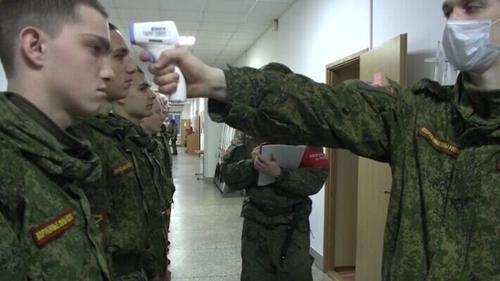 Во время репетиции парада в Крыму  военных обеспечат перчатками, масками, антисептиками