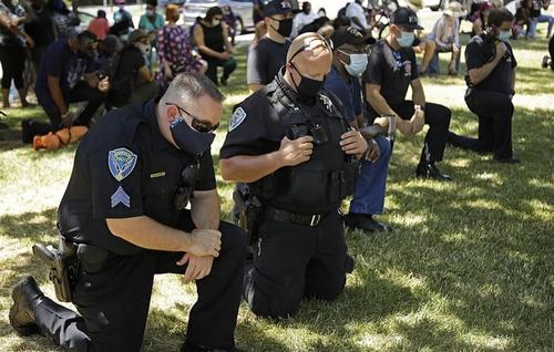 В Бостоне полицейские встали на колени перед протестующими