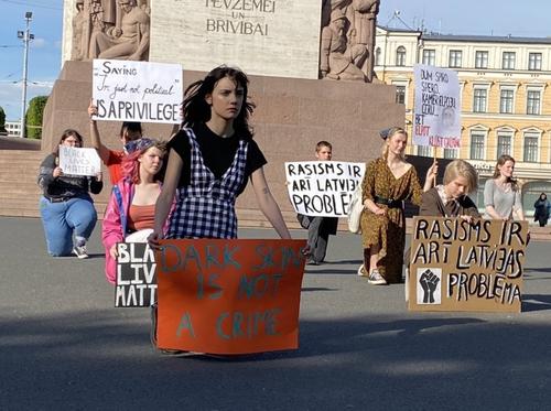 Латвия: у памятника Свободы прошла акция black lives matter