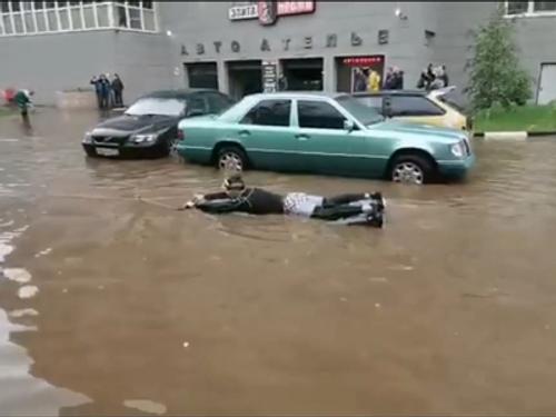 В подмосковной Ивантеевке мужчина в гидрокостюме устроил заплыв по затопленным улицам
