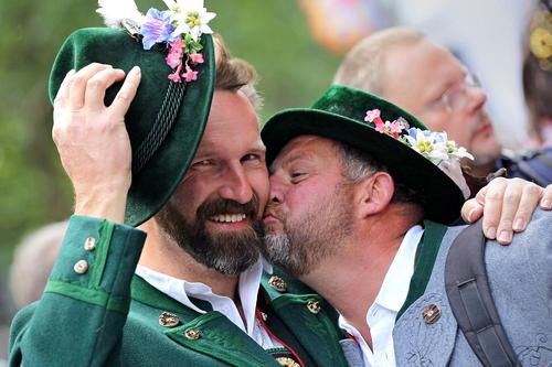 Немецкие гомосексуалисты могут спать спокойно