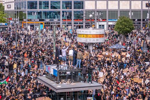 В Берлине задержаны около ста участников акций протеста против расизма