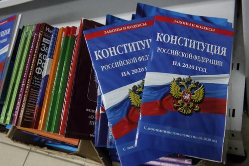 На сайте об изменении Конституции не упомянули поправку о сроках президента 