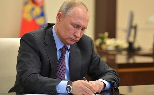Путин подписал закон об увеличении минимального пособия на первого ребенка в два раза