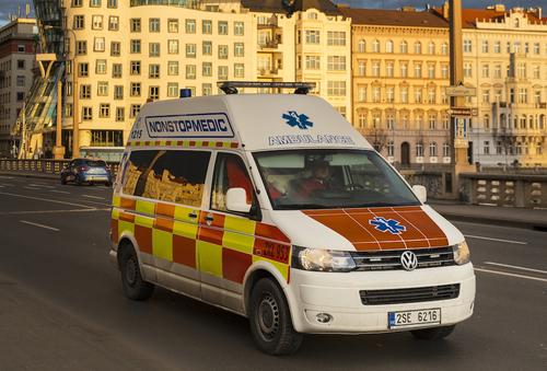 В Чехии рейсовый автобус врезался в остановку, есть пострадавшие
