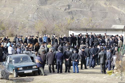 В Дагестане начался стихийный митинг против полицейского произвола