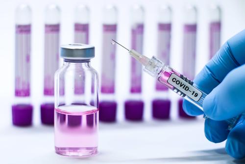 Летом в США могут начать завершающую стадию испытаний трех вакцин от COVID-19