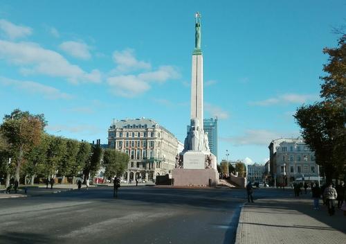 Дурной пример заразителен: мадам в Риге не заметила памятник Свободы