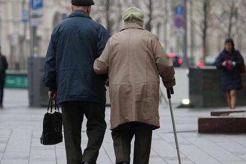 В России начинаются выплаты волонтерам, взявшим опеку над пенсионерами и сиротами в период пандемии