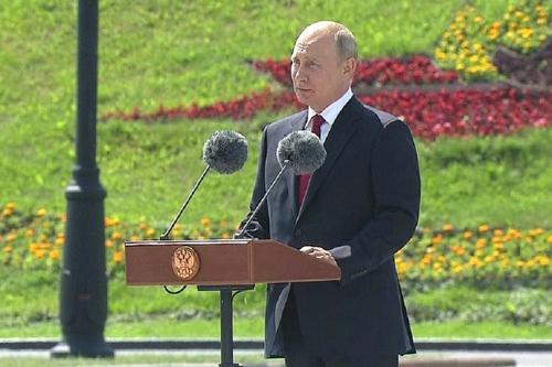 Путин вручил золотые медали Героев Труда на Поклонной горе