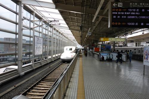 Пассажирский поезд сошел с рельсов в Токио