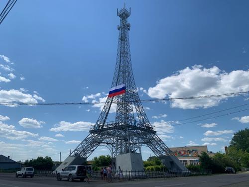 Южноуральцы подняли российский флаг на Эйфелевой башне