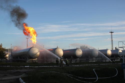 Ростехнадзор штрафует, суд наказание отменяет. В результате – взрыв, гибель человека и горящая цистерна на станции «Газпрома»