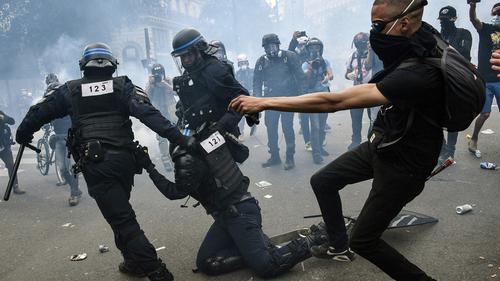 RT публикует фото из Парижа и Лондона, где в ходе акций протеста начались беспорядки 
