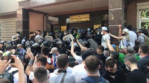 У суда в Киеве подрались полицейские и митингующие
