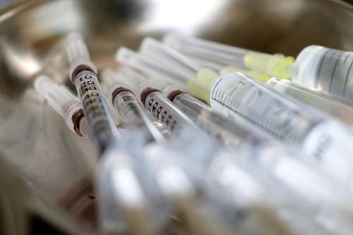 Итальянские власти заявили, что себестоимость одной дозы вакцины от COVID-19 составит 2,5 евро