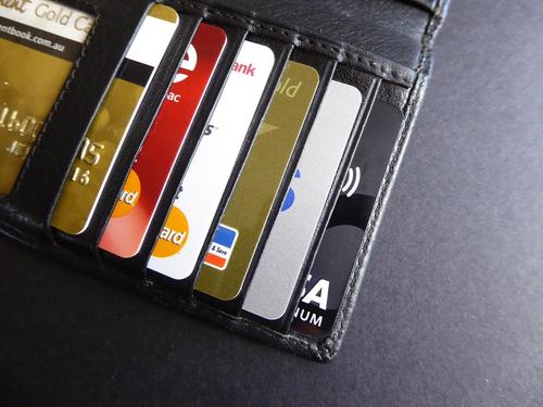 Обслуживание и выпуск  банковских карт в России  могут сделать платным 