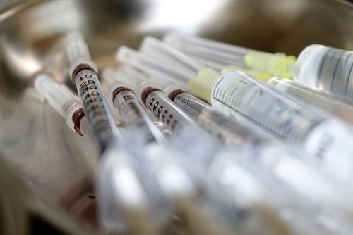Минздрав дал добро на испытания на людях двух вакцин от коронавируса 