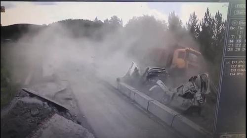 Очевидцы опубликовали видео ДТП на трассе М-5 «Урал», где грузовик протаранил пять машин, и погибли два человека