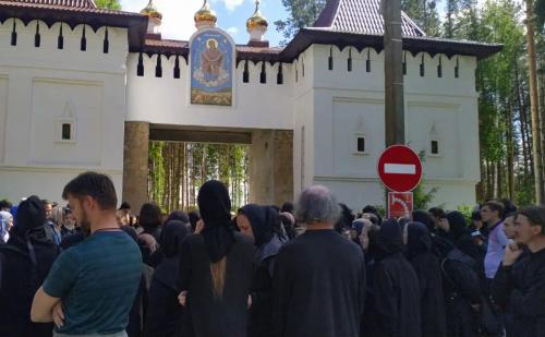 Церковные власти считают, что захватившие монастырь последователи схиигумена Сергия могут устроить самосожжение на глазах у детей