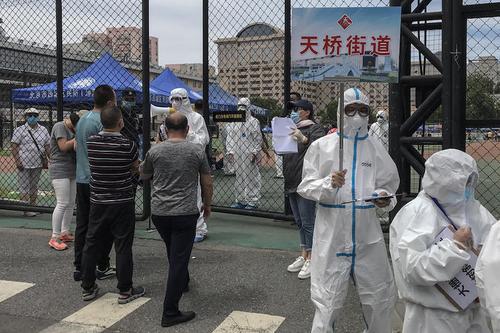 Опасность новой вспышки ещё есть. Выявление «ковида» на пекинском рынке вызывает опасения экспертов