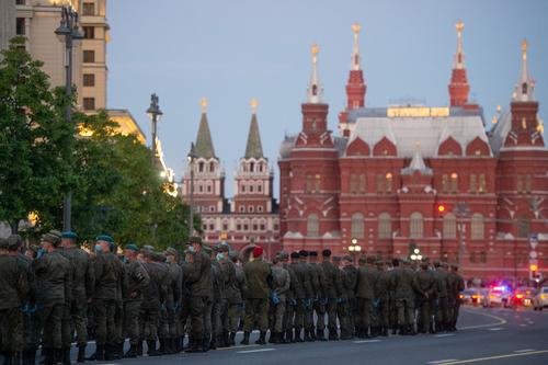 Первая ночная репетиция парада Победы началась на Красной площади