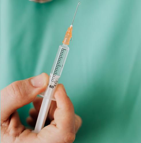 Минобороны РФ: Первым добровольцам успешно ввели вакцину от COVID-19