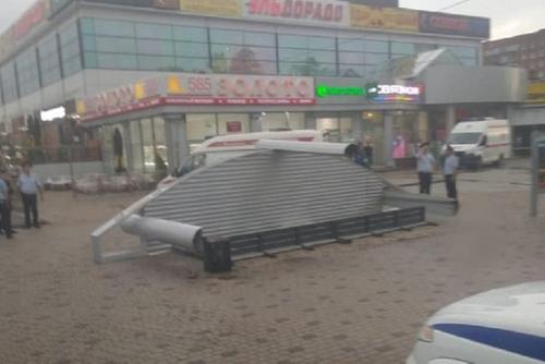 В Майкопе упавшая из-за ураганного ветра автобусная остановка насмерть придавила пенсионерку