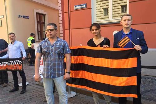 У Сейма Латвии прошел митинг в защиту георгиевской ленточки