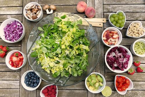 Психолог рекомендует есть в летний период фрукты и овощи в необработанном виде