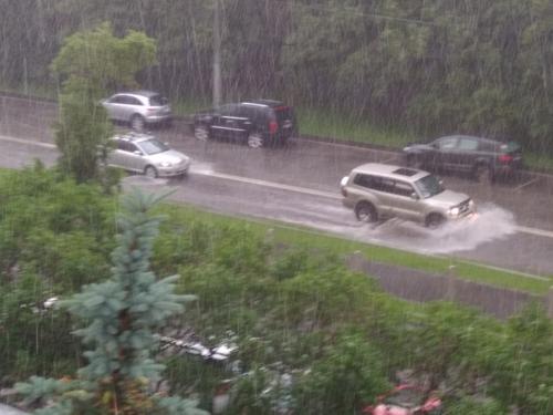 Очевидцы сообщили о сильном подтоплении из-за ливня на нескольких улицах на юге столицы