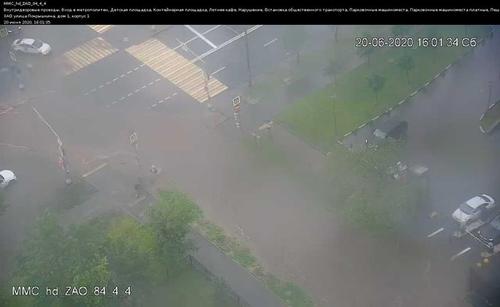«Никулинская улица, несколько автомобилей затоплены», - сообщили в ЦОДД