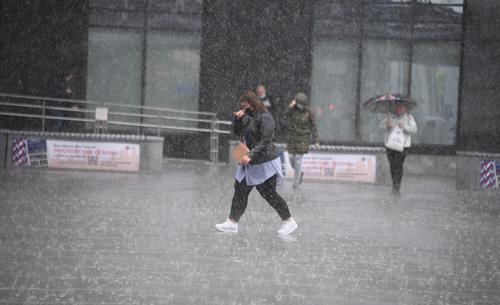 Экстренное предупреждение: гроза, дождь и град в Москве продолжатся до полудня воскресенья 