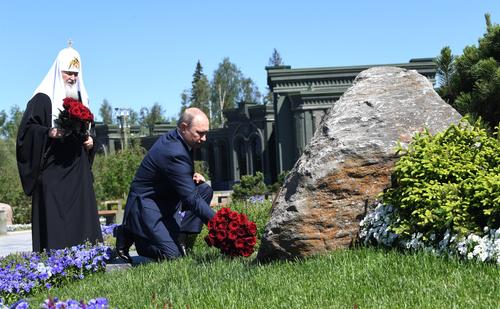 Путин посетил главный храм ВС РФ и возложил цветы к монументу «Матерям победителей»