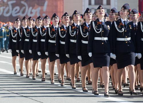 В Калининграде наградят  девушку, потерявшую во время парада туфлю 