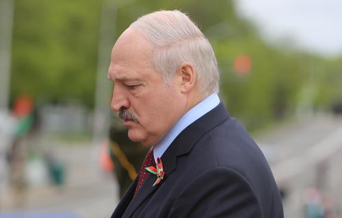 Лукашенко не смог сдержать слез во время разговора с ветераном на параде в Москве