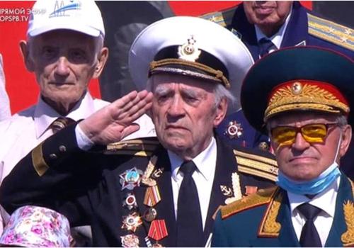 Ряженые на параде Победы. Ветераны с «липовыми» орденами стояли рядом с представителями власти