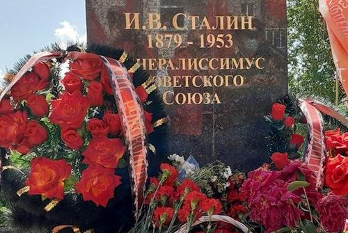 В Нижегородской области глава райкома КПРФ на свои деньги установил памятник Сталину