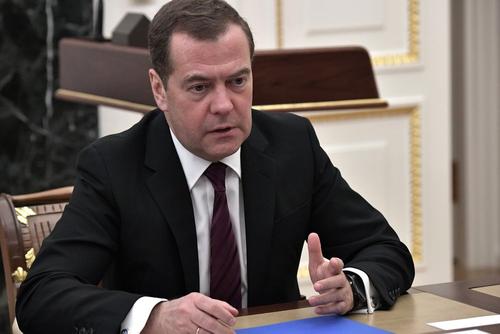 Медведев направил в правительство перечень мер поддержки туризма