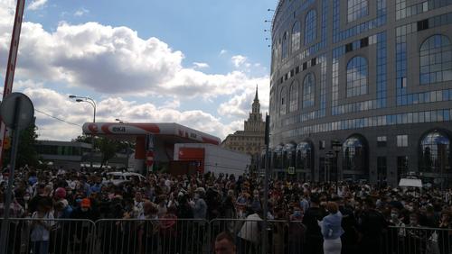 В Москве толпа собралась у здания суда в ожидании приговора режиссеру Кириллу Серебренникову