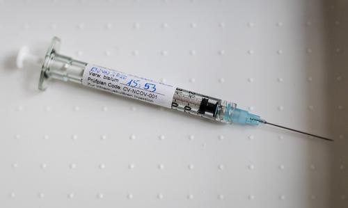 Нобелевские лауреаты призвали сделать бесплатными для всех вакцины против COVID-19