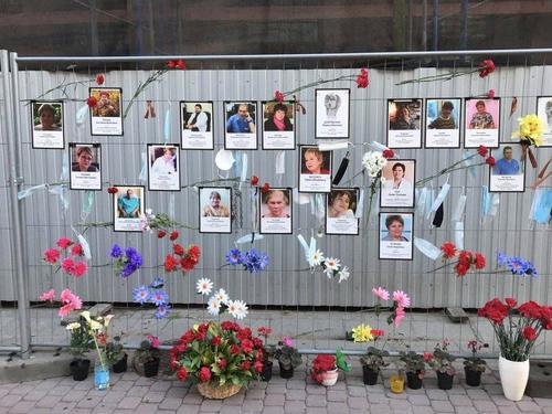 Стихийный мемориал в память о погибших врачах создали у Комитета здравоохранения Петербурга