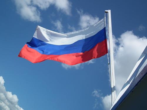 «Какой-то персонаж» поджег флаг РФ у посольства в Киеве 