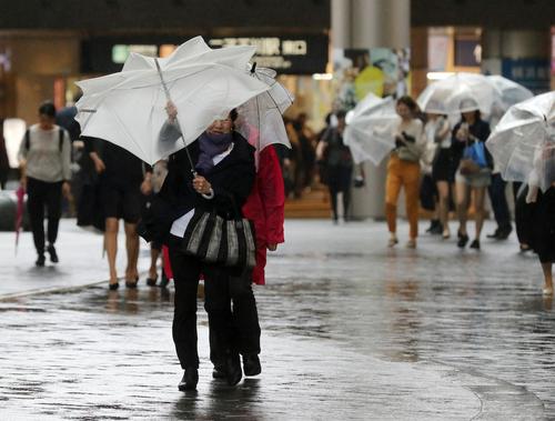 Город и поселок на юго-западе Японии оказались полностью отрезаны от связи из-за ливней и паводков