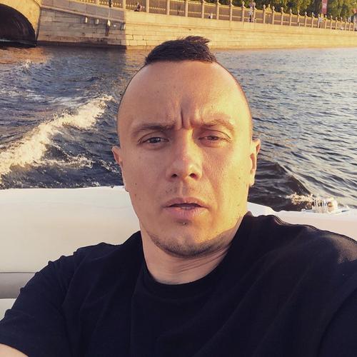 Илья Соболев спародировал адвоката Михаила Ефремова: актер сидел в машине, а врезался в него весь мир